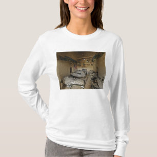 Us-soldater sovar i ett övergett lerahus t-shirt