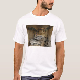 Us-soldater sovar i ett övergett lerahus tee shirt