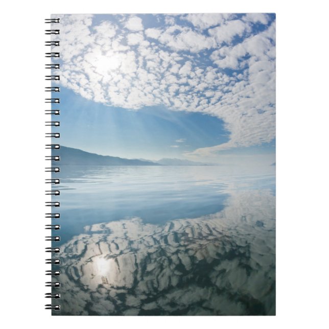 USA, Alaska, Freshwater Bay. Moln reflekteras Anteckningsbok (Framsidan)