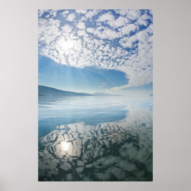 USA, Alaska, Freshwater Bay. Moln som speglas Poster (Framsidan)