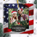 USA American Flagga Patriotic Personlig 2 Photo Julgransprydnad Keramik<br><div class="desc">Amerikanska Flagga julprydnad. Denna patriotiska stars och stripes-julamprydnad kommer att bli en välskattad keepsaké. Ornament är dubbla, du kan göra 2 favoritfoton, en på vardera sidan. Perfekt för militär, soldat julprydnad, militär veteran, patriotisk familj.. Anpassa namn på framsidan och dejta på baksidan. COPYRIGHT © 2020 Judy Burrows, Black Hund Art...</div>