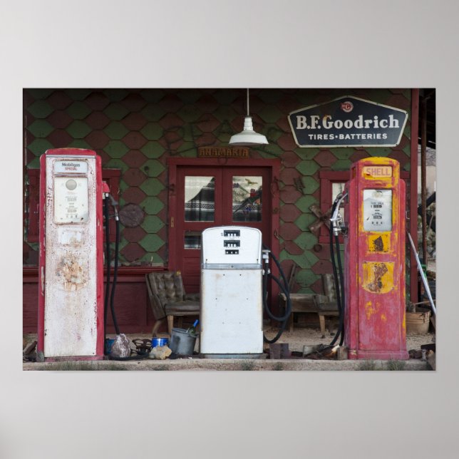 USA, Arizona. Chloride spökstad, gammal bensinstat Poster (Framsidan)