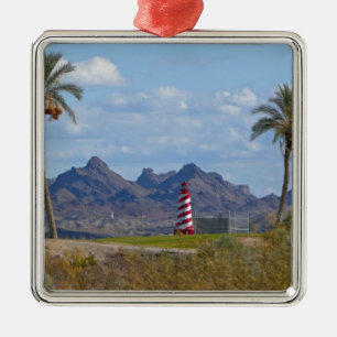 USA, Arizona, Lake Havasu City. Fyrtorn bredvid Julgransprydnad Metall