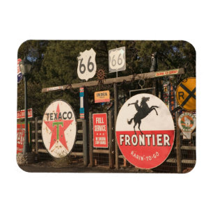 USA, Arizona, Sedona: Antika reklamskyltar Magnet