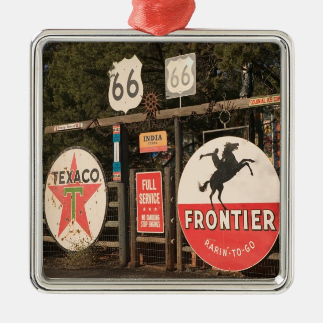 USA Arizona, Sedona: Antikt advertizingtecken Julgransprydnad Metall (Framsidan)