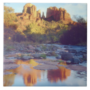 USA, Arizona, Sedona. Cathedral Rock reflekterande Kakelplatta