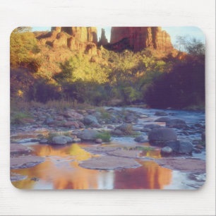 USA, Arizona, Sedona. Cathedral Rock reflekterande Musmatta