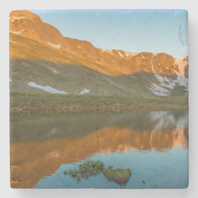 USA, Colorado, Mt. Evans. Summit Lake-reflektion Underlägg Sten (Framsidan)