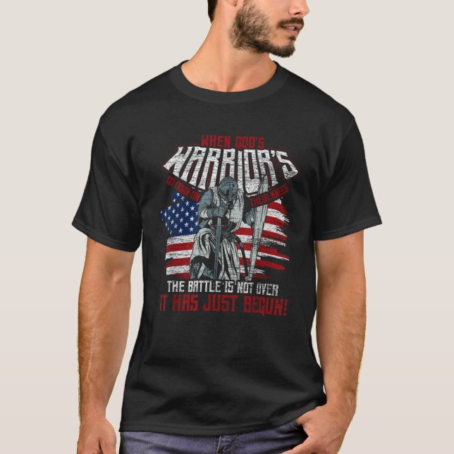 USA flagga när gudarna hamnar på sina knänor T Shirt (Framsida)