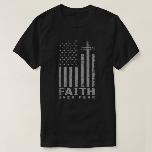 USA flagga Patriotic American Gift Faith Över räds T Shirt (Design framsida)