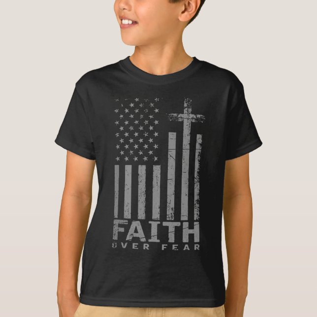 USA flagga Patriotic American Gift Faith Över räds T Shirt (Framsida)