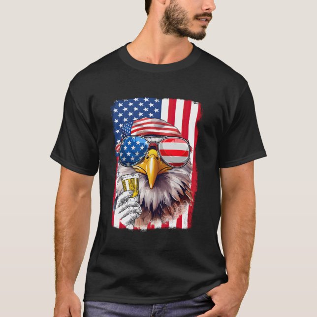 USA flagga Patriotic Eagle Sunglass Beer 4th Ju T Shirt (Framsida)