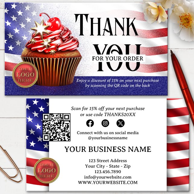 USA Flaggtårta QR-kod Tack för din beställning Visitkort (Thank you for your order business card featuring a festive cupcake with the American flag - QR code)