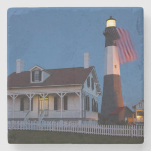 USA, Georgia, Tybee Island, Flagga flygande Underlägg Sten