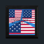 USA HAKUNA MATATA MINNESASK<br><div class="desc">USA HAKUNA MATATA. "I God We Trust" som det nationella motto "Vad är det verkliga för USA?" Förenta staterna (USA), även känt som Förenta staterna (USA) eller Amerika, befinner sig i Nordamerika mellan Kanada och Mexiko, som består av 50 stater och ett federalt distrikt Många bra och dåliga sak har...</div>
