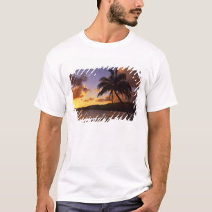USA, Hawaii, Kauai, Färgglad soluppgång i en 2 T-shirt