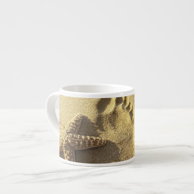 USA, Hawaii, Maui, Makena Beach, Fotspår och Espressomugg (Framsida vänster)
