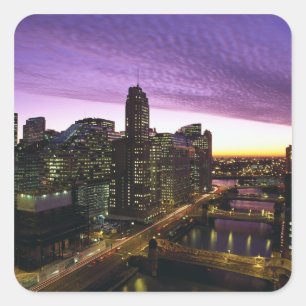 USA, IL, Chicago. Chicagos skyline och flod Fyrkantigt Klistermärke