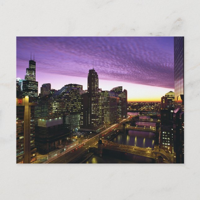 USA, IL, Chicago. Chicagos skyline och flod Vykort (Framsida)