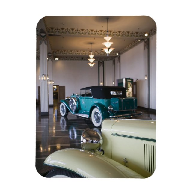 USA, Indiana, Auburn: Auburn, Cord, Duesenberg 8 Magnet (Vertikal)