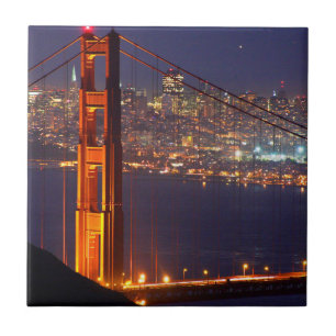 USA, Kalifornien. Golden Gate-bron på natten Kakelplatta