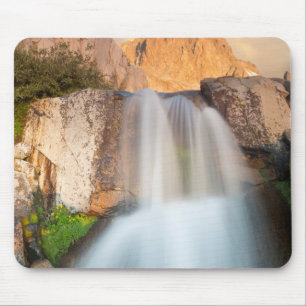USA, Kalifornien, Inyo National Forest. Vattenfall Musmatta