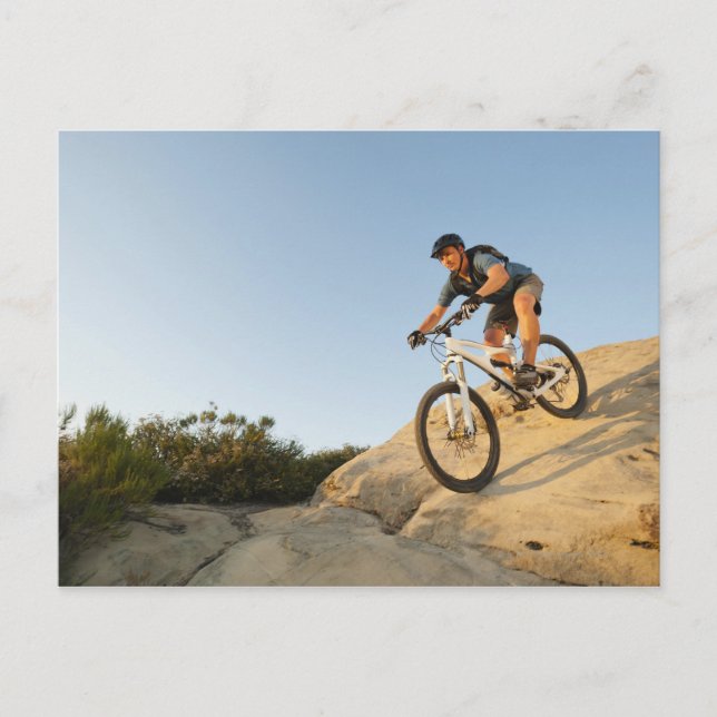 USA, Kalifornien, Laguna Beach, Man cycling down Vykort (Framsida)