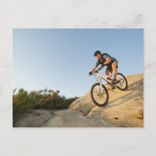 USA, Kalifornien, Laguna Beach, Man cycling down Vykort