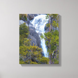USA, Kalifornien. Liten vattenfall i Yosemite Canvastryck