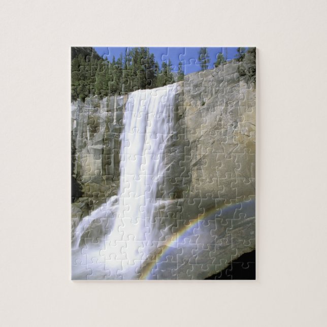 USA, Kalifornien, Yosemite National Park. Vernal Pussel (Vertikal)