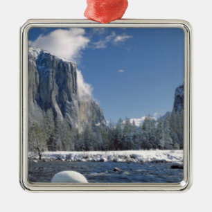 USA, Kalifornien, Yosemite NP. Merced River, Julgransprydnad Metall
