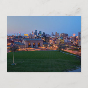 USA - Kansas - City Skyline as Natt Descends Vykort