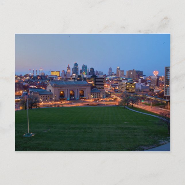 USA - Kansas - City Skyline as Natt Descends Vykort (Framsida)