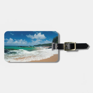 USA, Kauai, Hawaii. En kvinna promenerar på klippo Bagagebricka