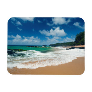 USA, Kauai, Hawaii. En kvinna promenerar på klippo Magnet