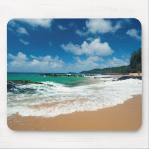 USA, Kauai, Hawaii. En kvinna promenerar på klippo Musmatta