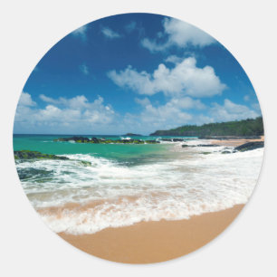 USA, Kauai, Hawaii. En kvinna promenerar på klippo Runt Klistermärke