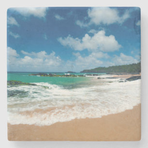 USA, Kauai, Hawaii. En kvinna promenerar på klippo Stenunderlägg
