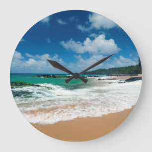 USA, Kauai, Hawaii. En kvinna promenerar på klippo Stor Klocka