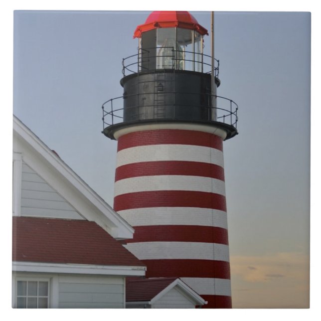 USA, Maine, Lubec. West Quoddy Head Lighthouse, Kakelplatta (Framsidan)