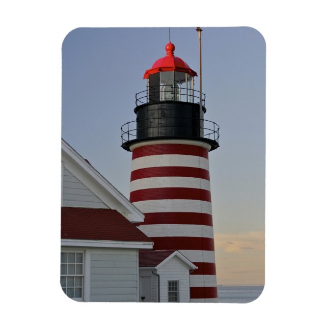 USA, Maine, Lubec. West Quoddy Head Lighthouse, Magnet (Vertikal)
