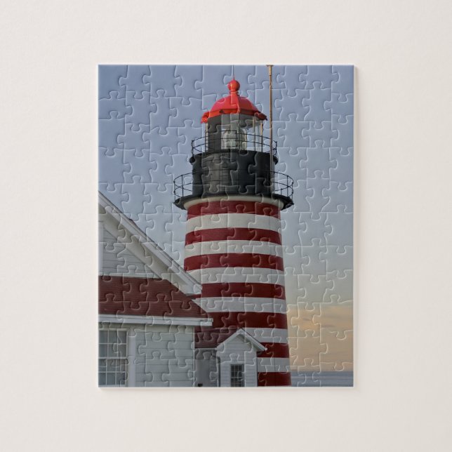 USA, Maine, Lubec. West Quoddy Head Lighthouse, Pussel (Vertikal)