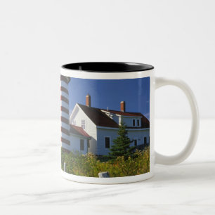 USA, Maine, Lubec. West Quoddy Head Lighthouse Två-Tonad Mugg