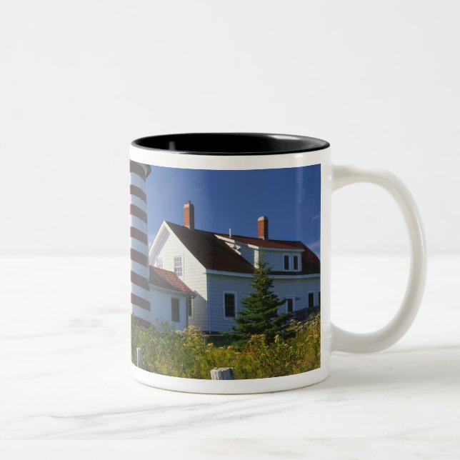 USA, Maine, Lubec. West Quoddy Head Lighthouse Två-Tonad Mugg (Höger)