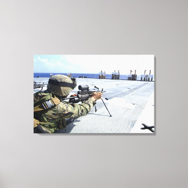 USA Marine justerar sitt vapen Canvastryck (Framsida)