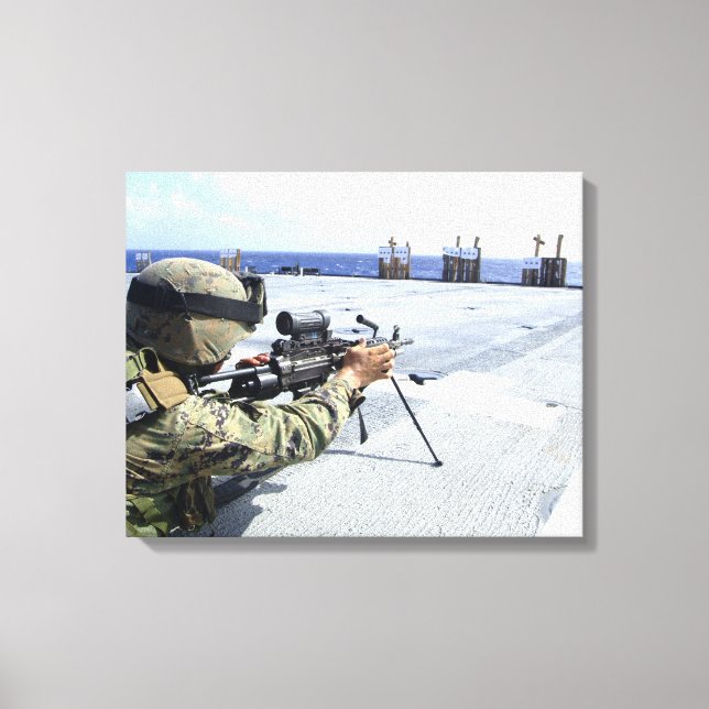 USA Marine justerar sitt vapen Canvastryck (Framsida)