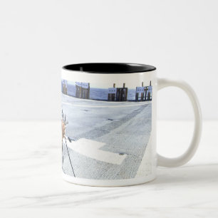 USA Marine justerar sitt vapen Två-Tonad Mugg