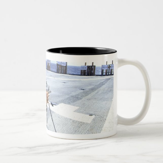 USA Marine justerar sitt vapen Två-Tonad Mugg (Höger)