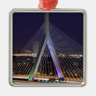 USA, Massachusetts, Boston. Leonard Zakim Julgransprydnad Metall