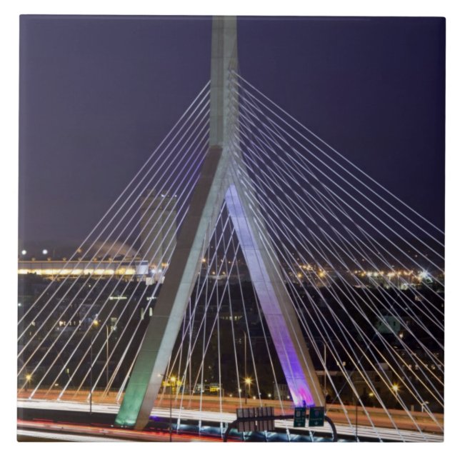 USA, Massachusetts, Boston. Leonard Zakim Kakelplatta (Framsidan)